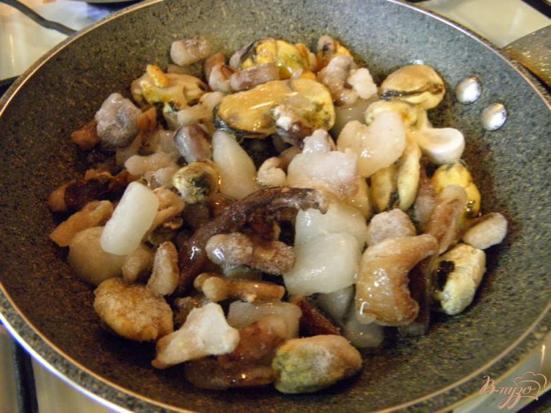 Фото приготовление рецепта: Вермишель с морепродуктами в сливках шаг №2