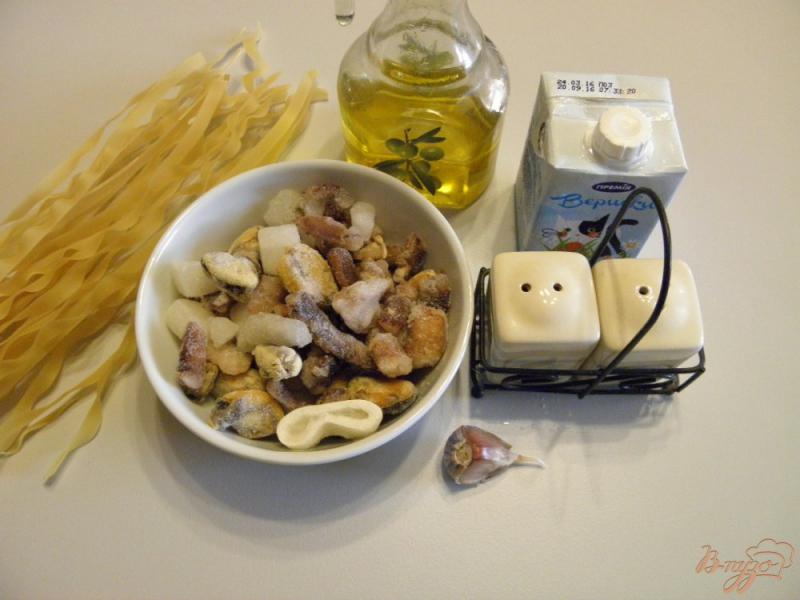 Фото приготовление рецепта: Вермишель с морепродуктами в сливках шаг №1