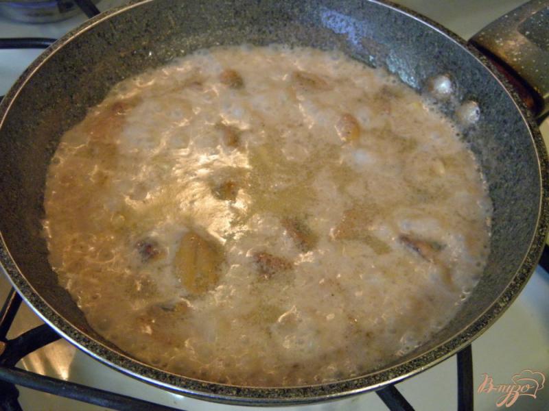Фото приготовление рецепта: Вермишель с морепродуктами в сливках шаг №3