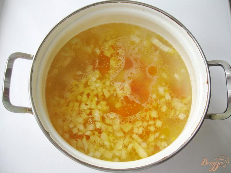 Фото приготовление рецепта: Овощной суп с сосисками шаг №3