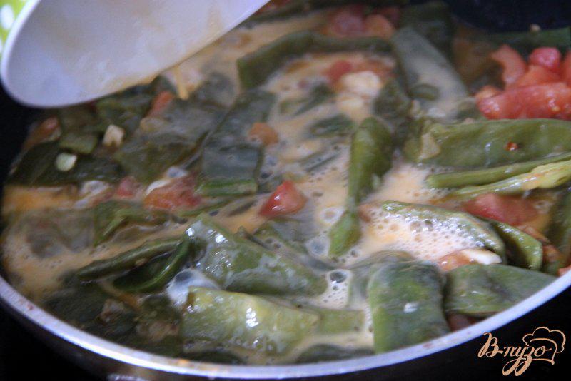 Фото приготовление рецепта: Зеленая фасоль с помидами и яйцами шаг №7