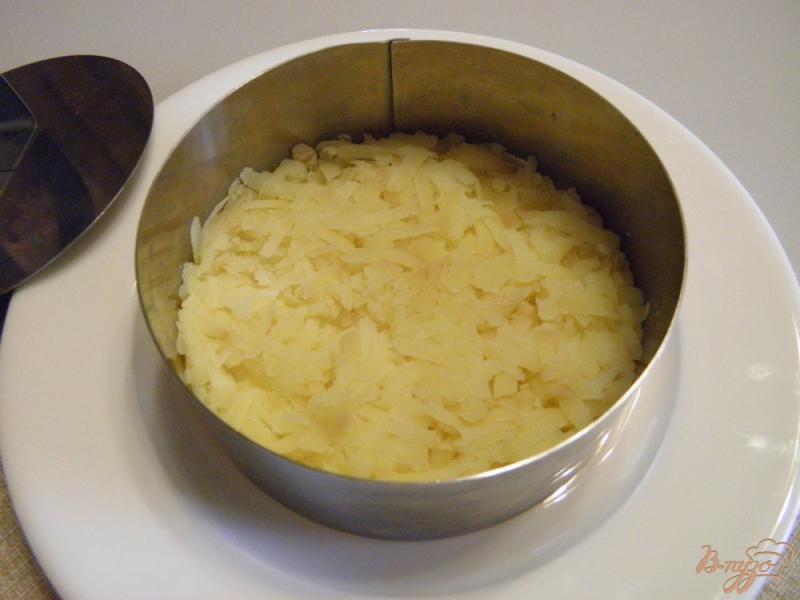 Фото приготовление рецепта: Слоеный салат с курицей и жареными грибами шаг №3
