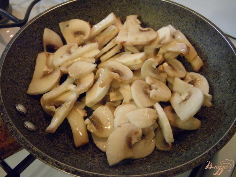 Фото приготовление рецепта: Слоеный салат с курицей и жареными грибами шаг №2