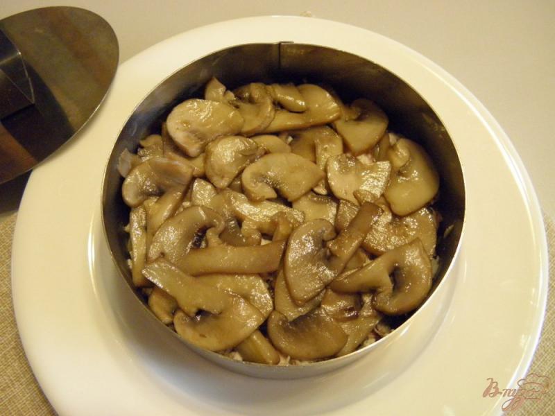 Фото приготовление рецепта: Слоеный салат с курицей и жареными грибами шаг №5