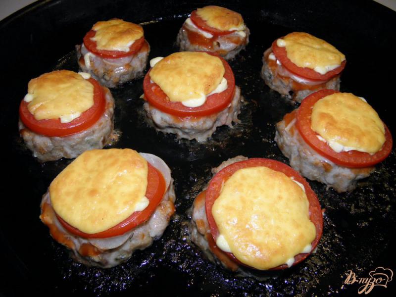 Фото приготовление рецепта: Котлеты с  помидорами под сырной шапочкой шаг №6