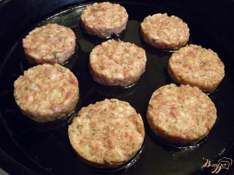 Фото приготовление рецепта: Котлеты с  помидорами под сырной шапочкой шаг №2