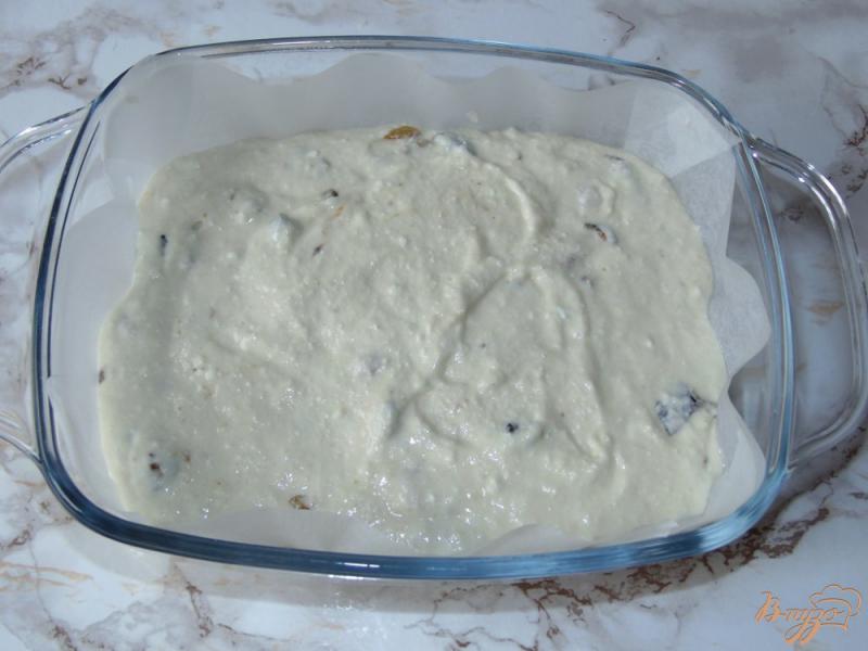 Фото приготовление рецепта: Творожный пирог с черносливом и изюмом шаг №4