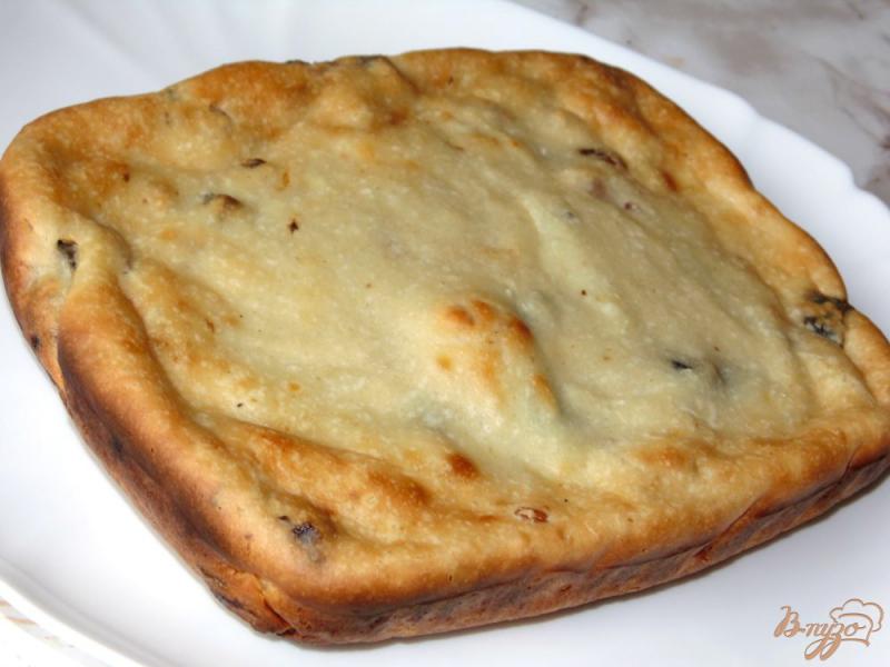 Фото приготовление рецепта: Творожный пирог с черносливом и изюмом шаг №5
