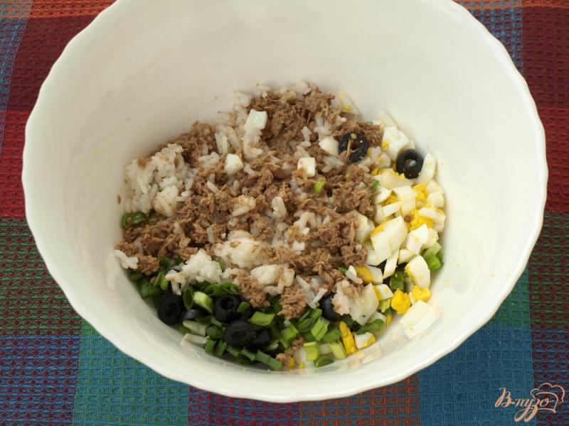 Фото приготовление рецепта: Салат из тунца с рисом и яйцом шаг №2