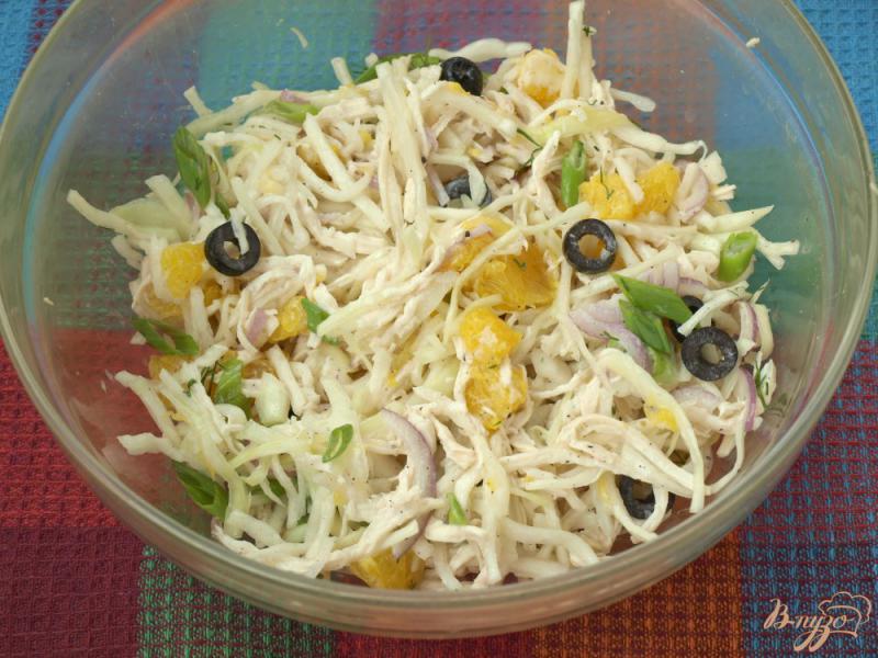 Фото приготовление рецепта: Капустный салат с апельсином и курицей шаг №4