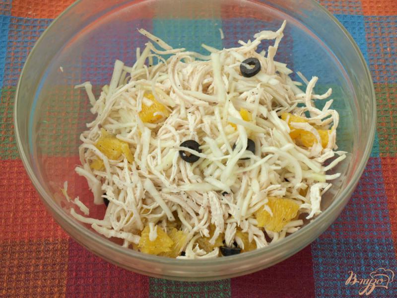 Фото приготовление рецепта: Капустный салат с апельсином и курицей шаг №3