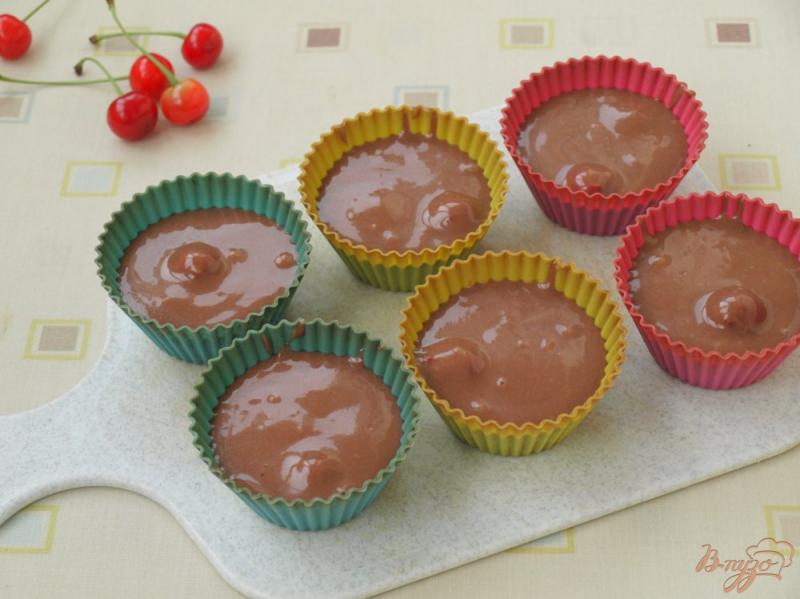Фото приготовление рецепта: Шоколадные кексы с вишней шаг №5
