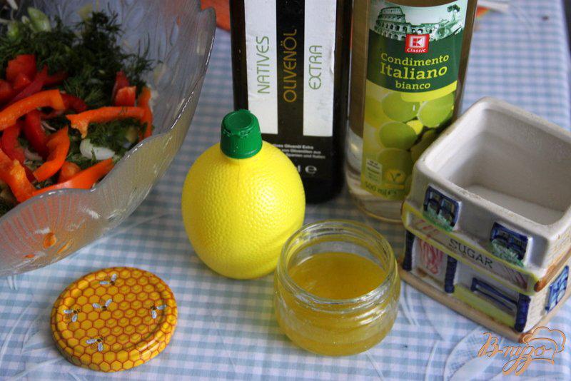 Фото приготовление рецепта: Салат из капусты и болгарского перца шаг №4
