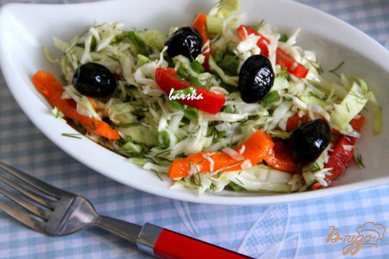 Фото приготовление рецепта: Салат из капусты и болгарского перца шаг №5