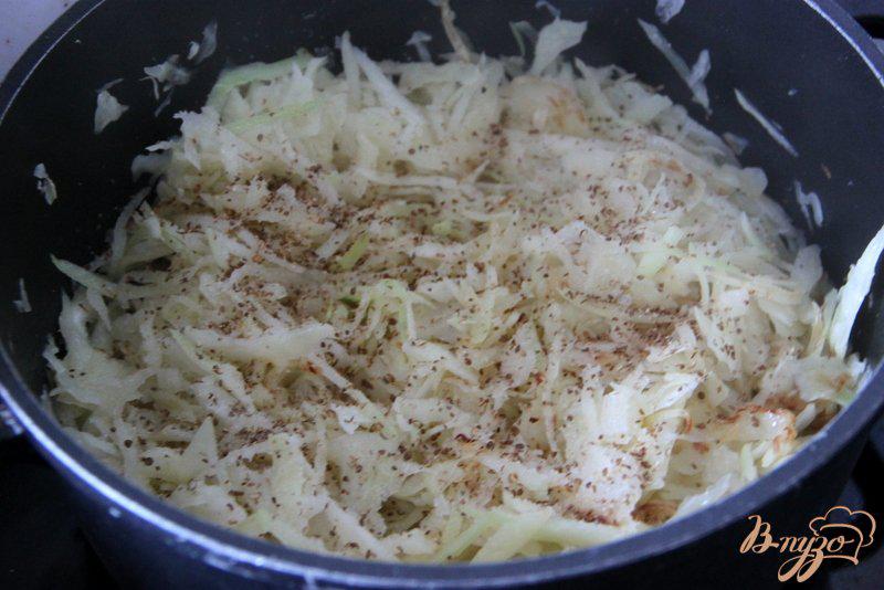 Фото приготовление рецепта: Томатно-капустная запеканка с рыбными консервами шаг №2