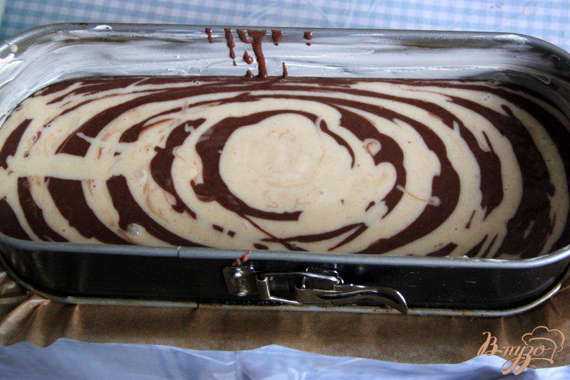 Фото приготовление рецепта: Мраморный кекс на сыворотке шаг №7