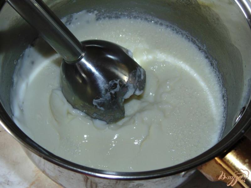Фото приготовление рецепта: Молочный мусс с шоколадными конфетами шаг №4