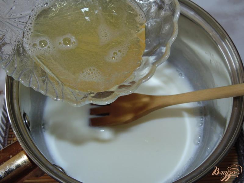 Фото приготовление рецепта: Молочный мусс с шоколадными конфетами шаг №3