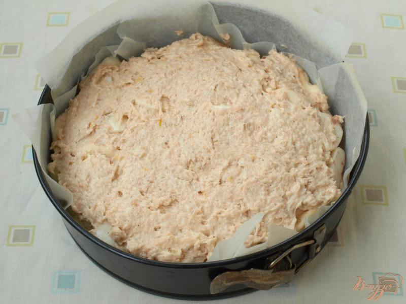 Фото приготовление рецепта: Кокосовый пирог с яблочной начинкой шаг №7