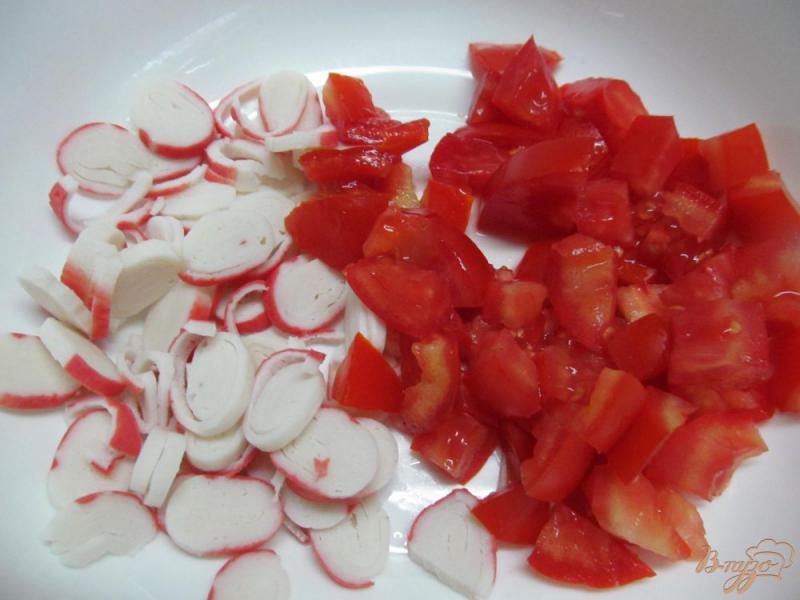 Фото приготовление рецепта: Салат из крабовых палочек с сыром и помидором шаг №1