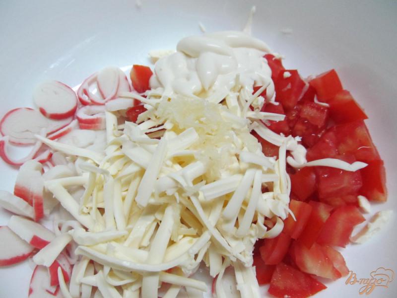 Фото приготовление рецепта: Салат из крабовых палочек с сыром и помидором шаг №2