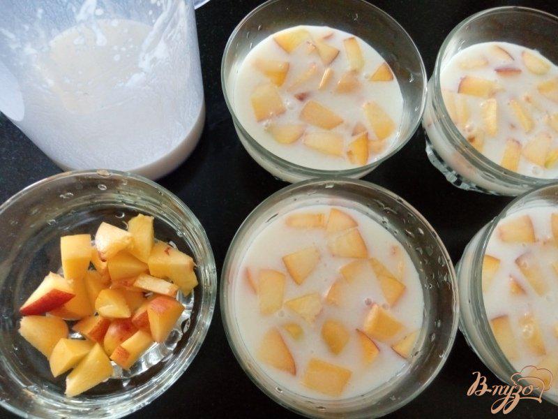 Фото приготовление рецепта: Желейный десерт с персиком шаг №3