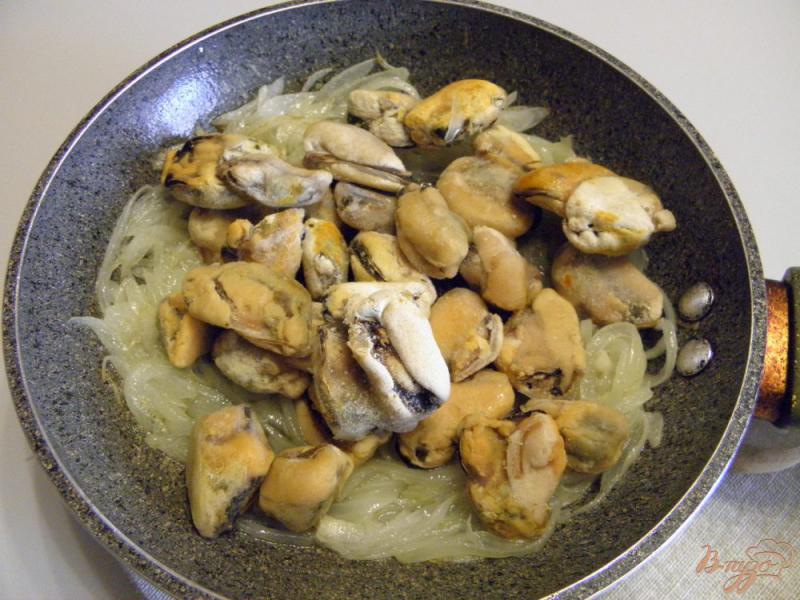 Фото приготовление рецепта: Паста с морепродуктами в нежном соусе шаг №2