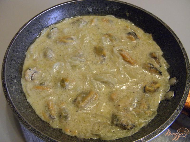 Фото приготовление рецепта: Паста с морепродуктами в нежном соусе шаг №4