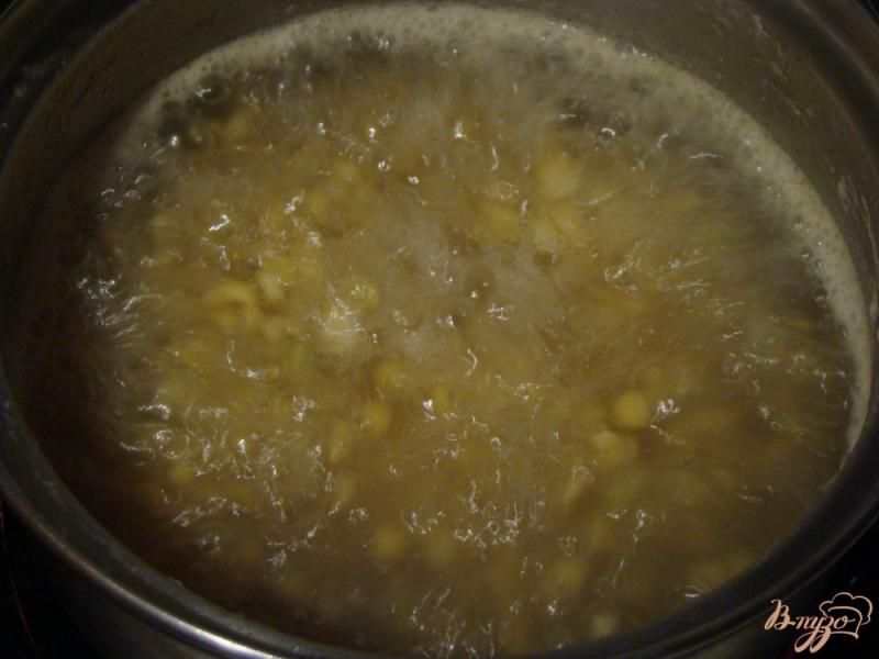 Фото приготовление рецепта: Густой гороховый суп с мясными косточками шаг №3