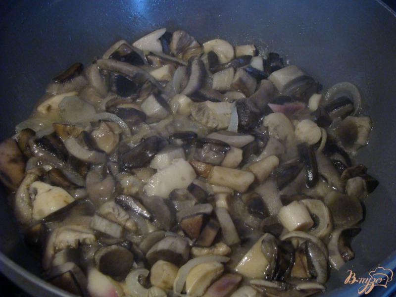 Фото приготовление рецепта: Жаркое из картошки и грибов по-таёжному шаг №4