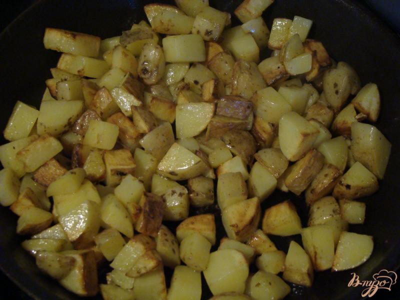 Фото приготовление рецепта: Жаркое из картошки и грибов по-таёжному шаг №6
