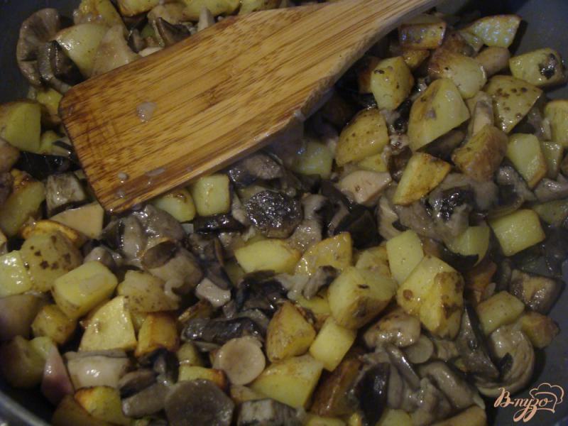 Фото приготовление рецепта: Жаркое из картошки и грибов по-таёжному шаг №7