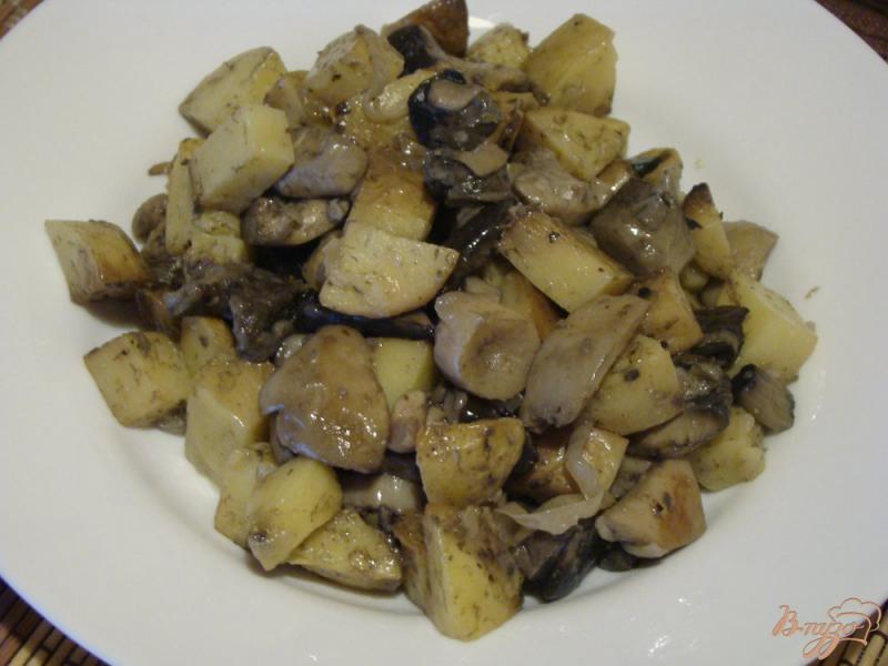 Фото приготовление рецепта: Жаркое из картошки и грибов по-таёжному шаг №8