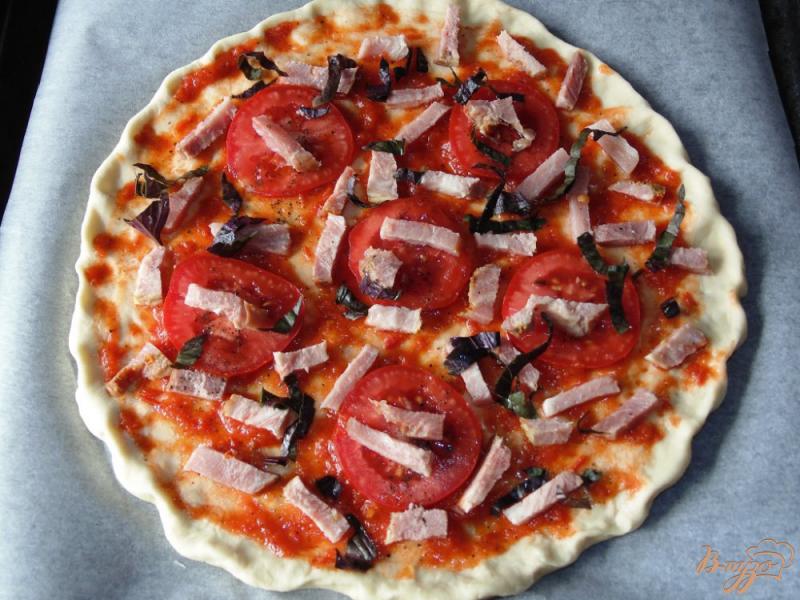 Фото приготовление рецепта: Пицца с бужениной и помидорами шаг №4