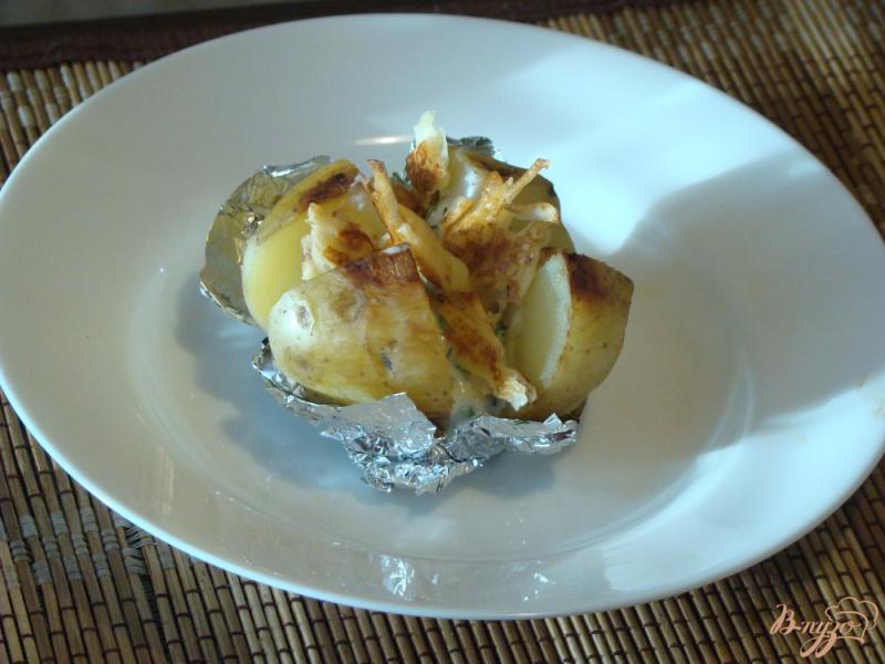 Фото приготовление рецепта: Запеченый картофель с йогуртовым соусом и жареным сыром шаг №7
