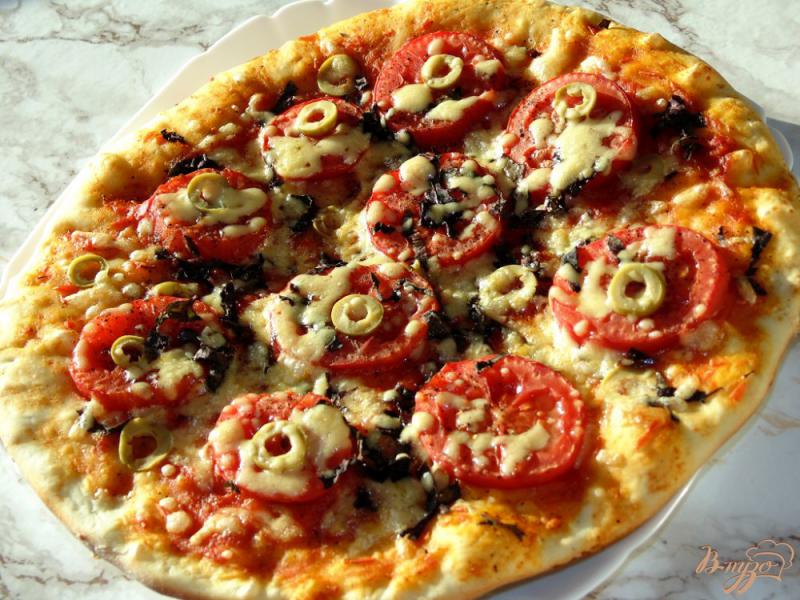 Фото приготовление рецепта: Пицца с помидорами, зелеными оливками и свежим базиликом шаг №5