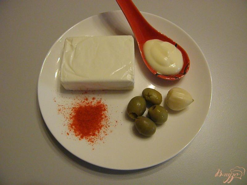 Фото приготовление рецепта: Закуска из плавленного сыра и оливок шаг №1