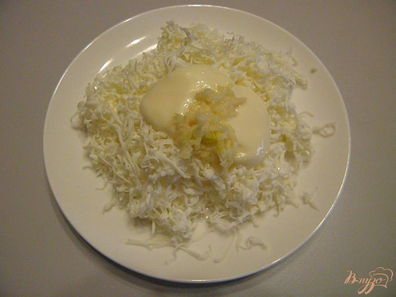 Фото приготовление рецепта: Закуска из плавленного сыра и оливок шаг №2