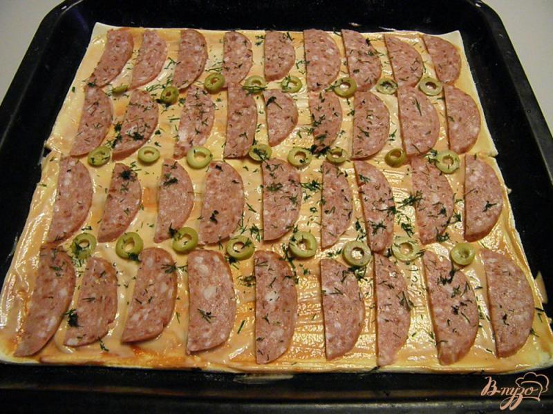 Фото приготовление рецепта: Пицца с колбасой и оливками шаг №4