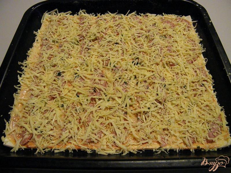 Фото приготовление рецепта: Пицца с колбасой и оливками шаг №5