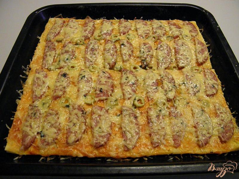Фото приготовление рецепта: Пицца с колбасой и оливками шаг №6