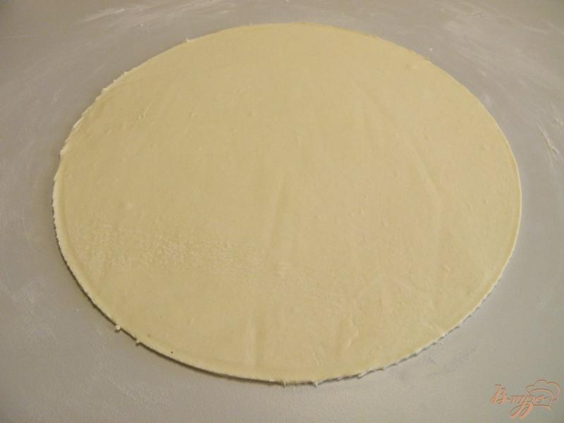 Фото приготовление рецепта: Пицца с солеными огурцами и колбасой шаг №5