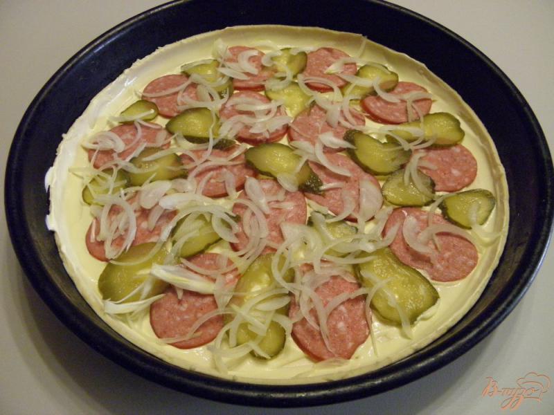 Фото приготовление рецепта: Пицца с солеными огурцами и колбасой шаг №7