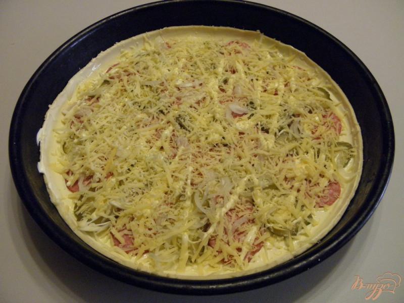 Фото приготовление рецепта: Пицца с солеными огурцами и колбасой шаг №8