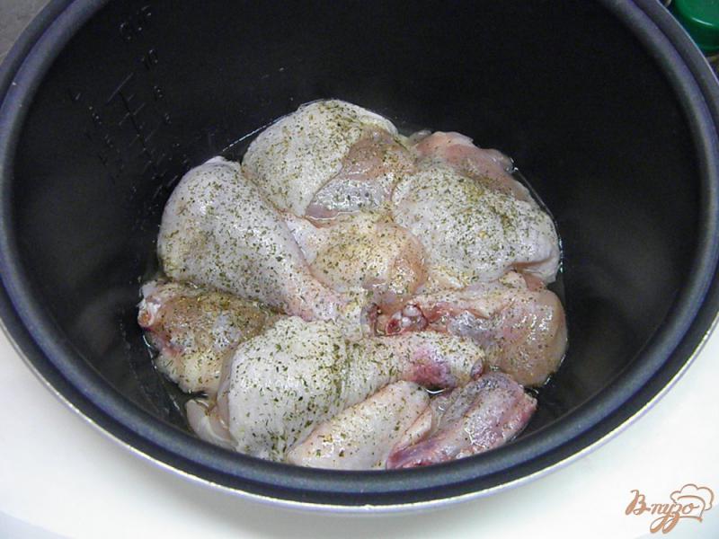 Фото приготовление рецепта: Курица в мультиварке с овощами и подливкой шаг №2