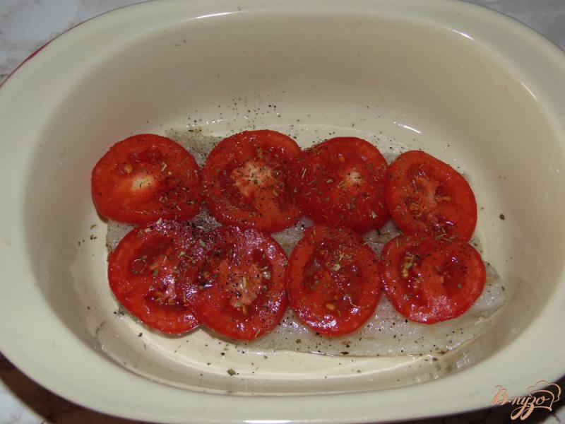 Фото приготовление рецепта: Нототения запеченная под помидорами с сыром шаг №3