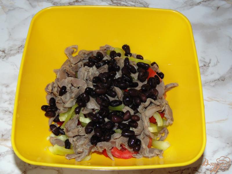 Фото приготовление рецепта: Овощной салат с черной фасолью и куриными желудками шаг №5