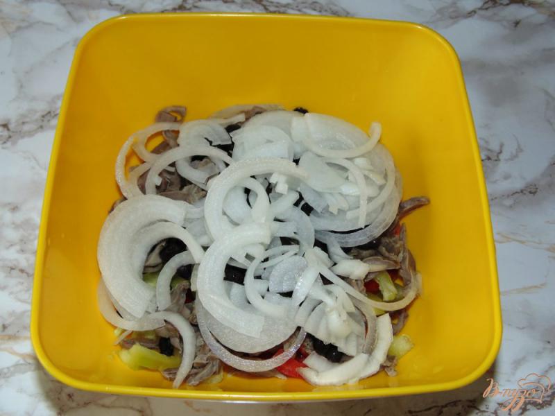 Фото приготовление рецепта: Овощной салат с черной фасолью и куриными желудками шаг №6