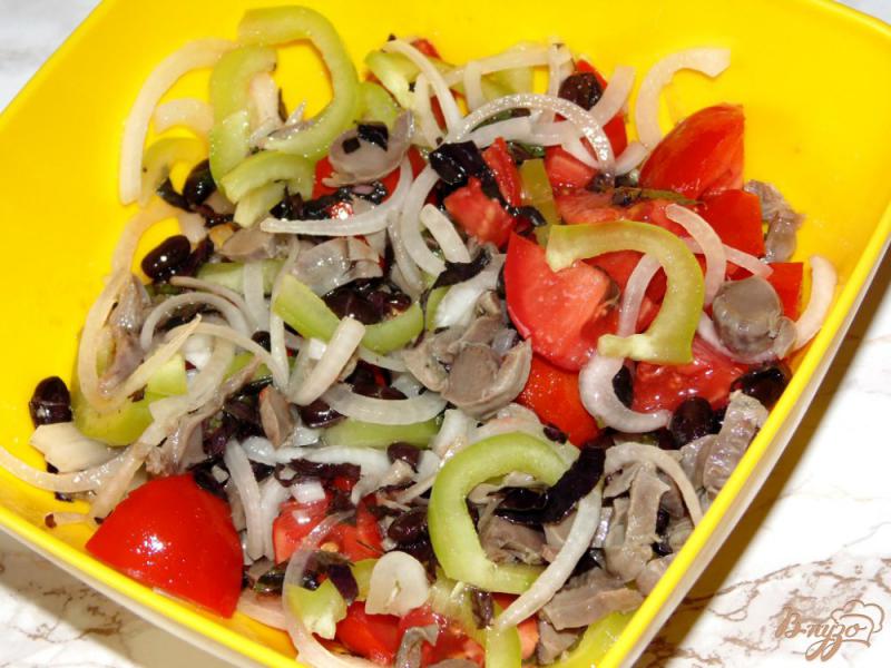 Фото приготовление рецепта: Овощной салат с черной фасолью и куриными желудками шаг №7