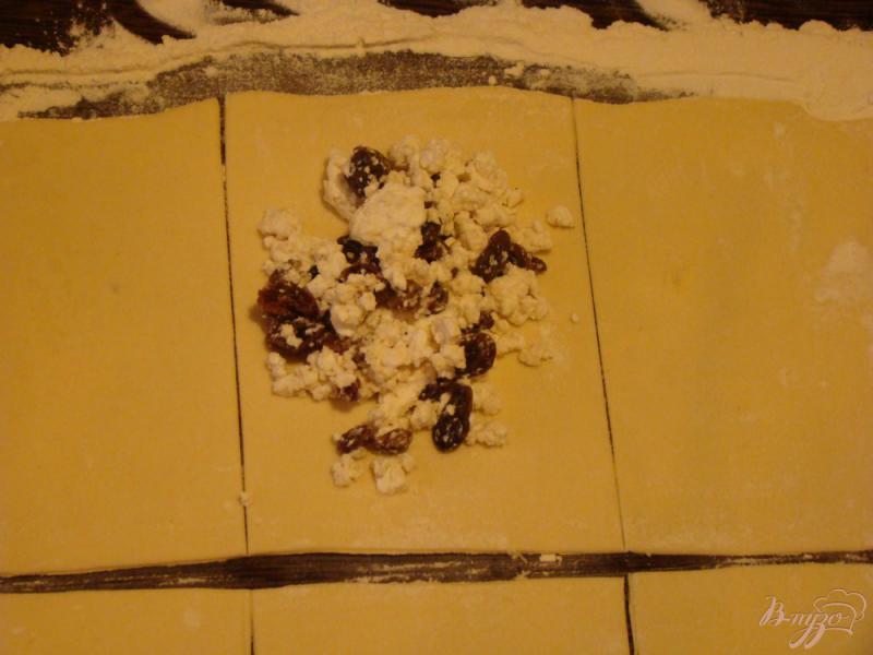 Фото приготовление рецепта: Пирожки с творогом и изюмом шаг №5